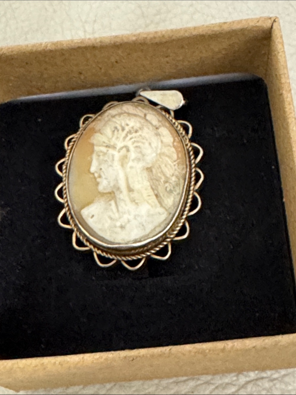 Vintage-style Cameo Pendant in Cream and Sterling silver. - Picture 2 of 4